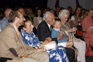 La familia de María, orgullosa en primera fila