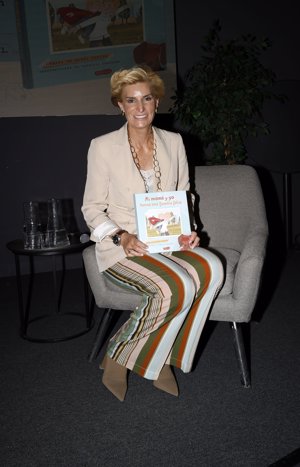 María, posando orgullosa con su libro