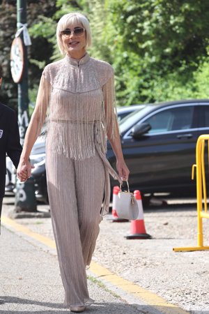 Ana María Aldón brilla en la comunión de su hijo con un elegante mono con capa y flecos