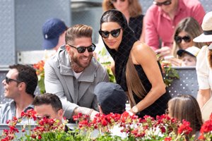 Sergio Ramos y Pilar Rubio saludando a Yatra