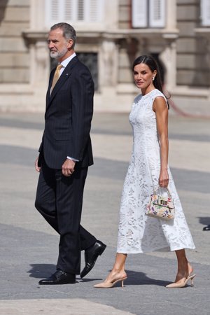 Los Reyes reciben al Presidente Colombia  y su esposa en el Palacio Real