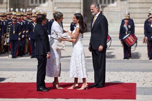 Caluroso recibimiento de sus majestades al presidente de Colombia y a su espos