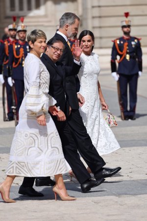 Doña Letizia ha deslumbrado recuperando un vestido bordado de Sfera en color blanco