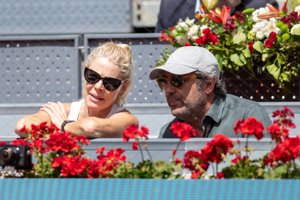 La actriz derrochó complicidad con su amigo en las gradas de la Caja Mágica