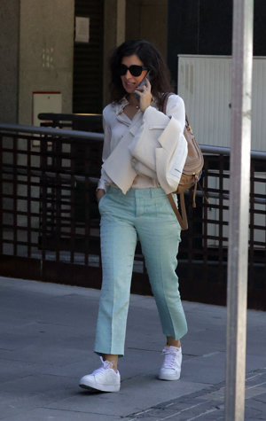 Meri Perelló, muy pendiente de su teléfono móvil