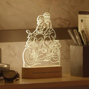 Una lámpara ilustrada es un regalo original que dejará sin palabras a tu ser querido