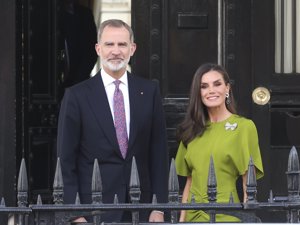 Los Reyes ya están en Londres: Doña Letizia enamora con un diseño de Victoria Beckham