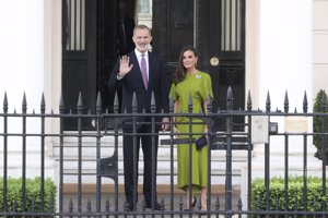 Los Reyes ya están en Londres: Doña Letizia enamora con un diseño de Victoria Beckham