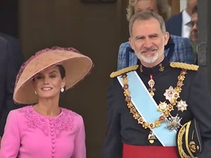 La Reina Letizia combate la lluvia con un estilismo rosa de Carolina Herrera en la coronación del Rey Carlos III