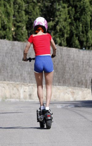 Ep Camilin en patinete    2
Camilo Blanes, paseo en patinete por los alrededores de su casa