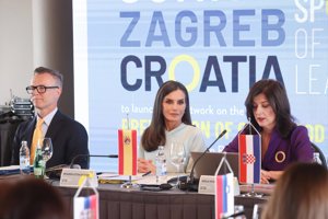 Doña Letizia ha recuperado su favorecedor vestido azul bebé 'made in Spain'