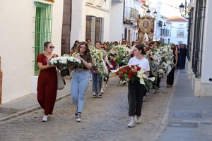 Numerosas flores y coronas para despedir a Cristo Báñez