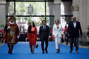 La presentadora, llegando al Ayuntamiento junto al alcalde y a otra de las premiadas, Alaska