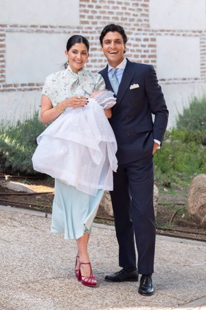 María G de Jaime y Tomás Páramo, posando con su hijo Federico