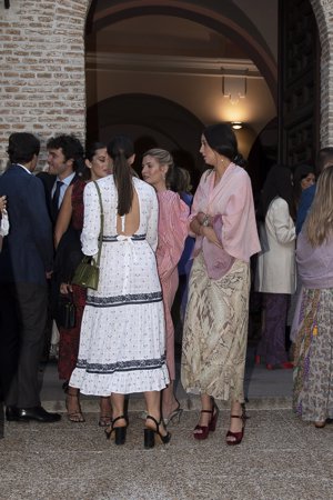 La hija de la Infanta Elena, charlando con otras influencers a la puerta de la iglesia