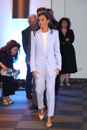 Doña Letizia ha recuperado su favorecedor traje lila de Bleis Madrid