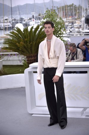 Manu Ríos arrasa en Cannes luciendo torso con un original look