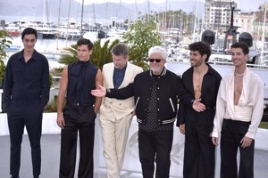 Manu Ríos arrasa en Cannes luciendo torso con un original look