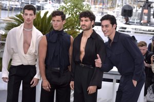 Manu Ríos arrasa en Cannes luciendo torso con un original look