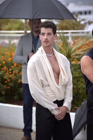 Manu Ríos arrasa en Cannes luciendo torso con un original look