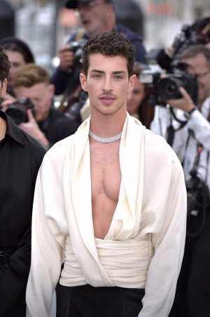 Manu Ríos arrasa en Cannes luciendo torso con un original look