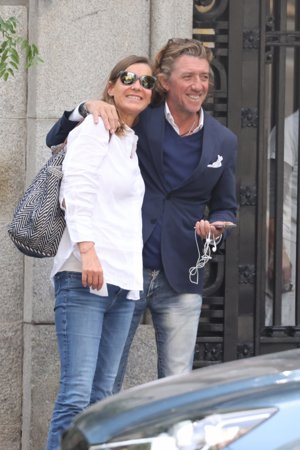 El ex de la cantante se mostró de lo más sonriente con una amiga