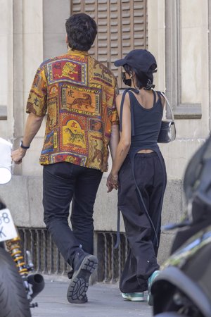 La pareja, paseando de la mano