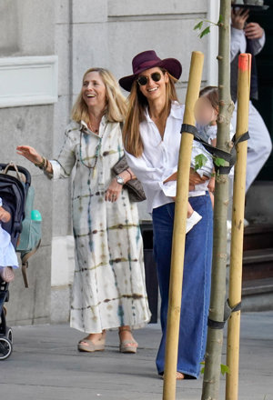 La modelo ha derrochado sonrisas durante su paseo