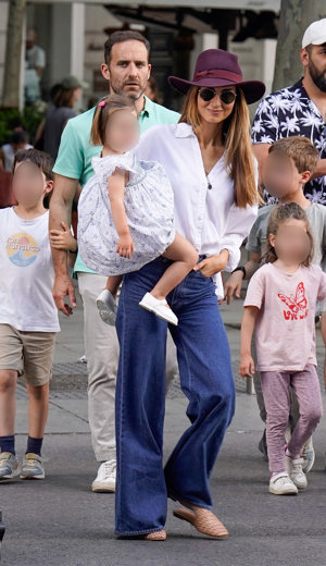 La modelo, con un look cómodo a la par que chic