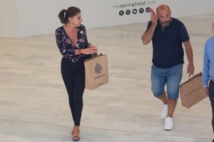 La pareja ha renovado el armario de Ginés en un conocido centro comercial