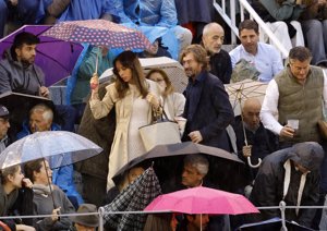 Elena presume ya de su abultada barriguita de embarazada