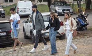 Gerard Piqué y Clara Chía llegando con amigos al concierto de Coldplay