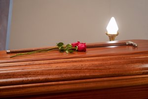 Dos rosas rojas y su inseparable bastón, sobre el féretro de Antonio Gala