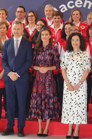La Reina ha estrenado un vestido camisero de original estampado