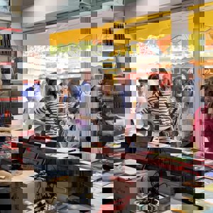 La Reina Letizia se cuela en la Feria del Libro de Madrid con su outfit más casual