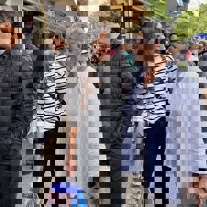 La Reina Letizia se cuela en la Feria del Libro de Madrid con su outfit más casual