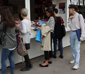 La Reina Letizia se cuela en la Feria del Libro de Madrid con su outfit más casual