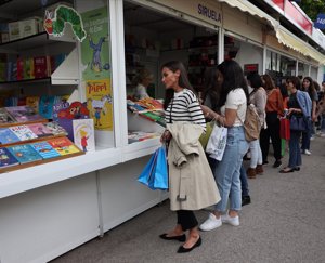 La Reina Letizia se cuela en la Feria del Libro de Madrid con su outfit más casual