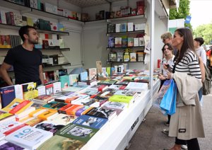 La Reina Letizia se cuela en la Feria del Libro de Madrid con su outfit más casual