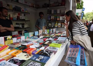 La Reina Letizia se cuela en la Feria del Libro de Madrid con su outfit más casual