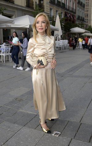 La socialité, deslumbrante con un vestido color champagne