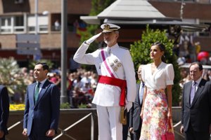 La Reina Letizia apuesta por un dos piezas -estilo andaluz- para el Desfile de las Fuerzas Armadas