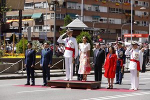 La Reina Letizia apuesta por un dos piezas -estilo andaluz- para el Desfile de las Fuerzas Armadas