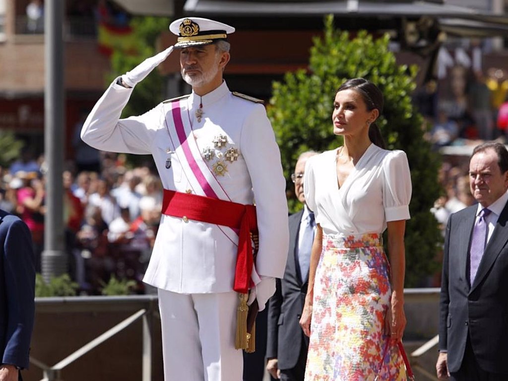 La Reina Letizia Apuesta Por Un Dos Piezas -estilo Andaluz- Para El ...