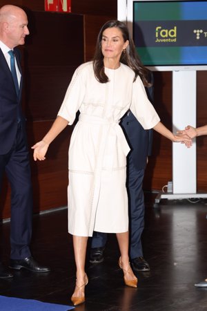 Su Majestad ha recuperado un vestido blanco de Massimo Dutti