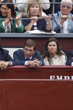 José Luis Martínez Almeida y Teresa Urquijo en Las Ventas