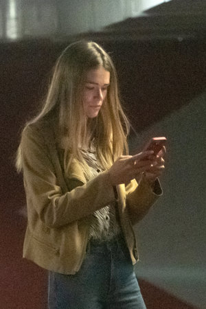 Ana Soria, muy pendiente de su teléfono móvil