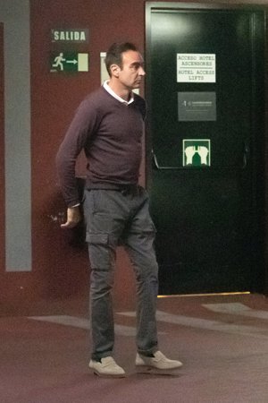 El torero esperando en el parquing a su novia