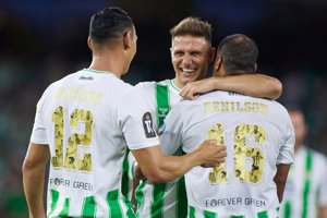 Joaquín, abrazando a sus compañeros durante su partido homenaje