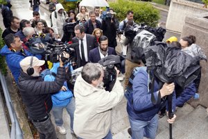 Amargo ha llegado 45 minutos tarde, tranquilo y con una sonrisa